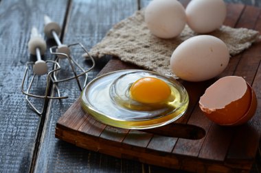 Tabakta çiğ yumurta