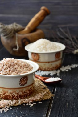 Bir fincan koyu arka plan üzerinde beyaz ve kahverengi pirinç