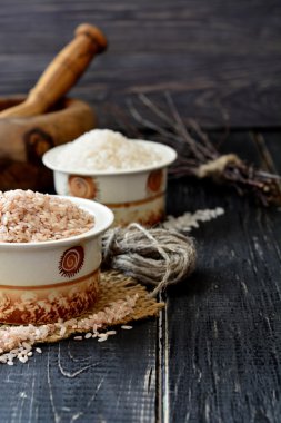 Bir fincan koyu arka plan üzerinde beyaz ve kahverengi pirinç