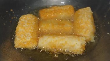 Kızarmış rissole (kıyılmış et, yumurta ve sebze içeren hamur işi, ekmek kırıntılarıyla kaplandıktan sonra) pişirilene kadar