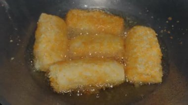 Kızarmış rissole (kıyılmış et, yumurta ve sebze içeren hamur işi, ekmek kırıntılarıyla kaplandıktan sonra) pişirilene kadar