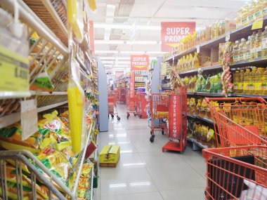 Bandung, Endonezya - 19 Ekim 2025: Süpermarkette, çeşitli ev ihtiyaçları ile doludur. Süpermarkette alışveriş faaliyetleri