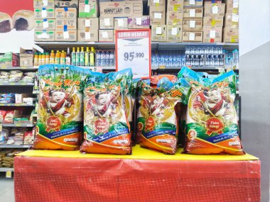 Bandung, Endonezya - 19 Ekim 2025; paketlenmiş pirinç ve fiyat bilgileri bir süpermarkette sergileniyor
