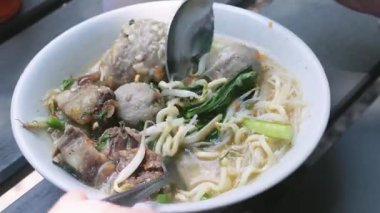 Endonezya 'nın en popüler sokak yemeklerinden biri olan Mie Bakso' ya (erişte çorbası ile köfte) yakın çekim. Erişte ve köftenin yanı sıra, fasulye filizi ve sığır kıkırdağı ile de servis edilir.