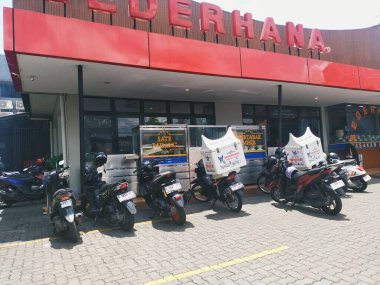 Bandung, Endonezya - 26 Ekim 2025; Padang restoranı, çeşitli Minangkabau yemekleri sunmaktadır.