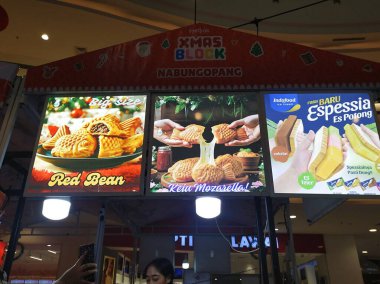 Bandung, Endonezya - 10 Ocak 2026; Bungeoppang menü seçimleri dijital ekranda gösterilir. Bungeoppang, kırmızı fasulye ezmesi ve gözleme benzeri Japon balığı şeklinde popüler bir Kore aperatifi.