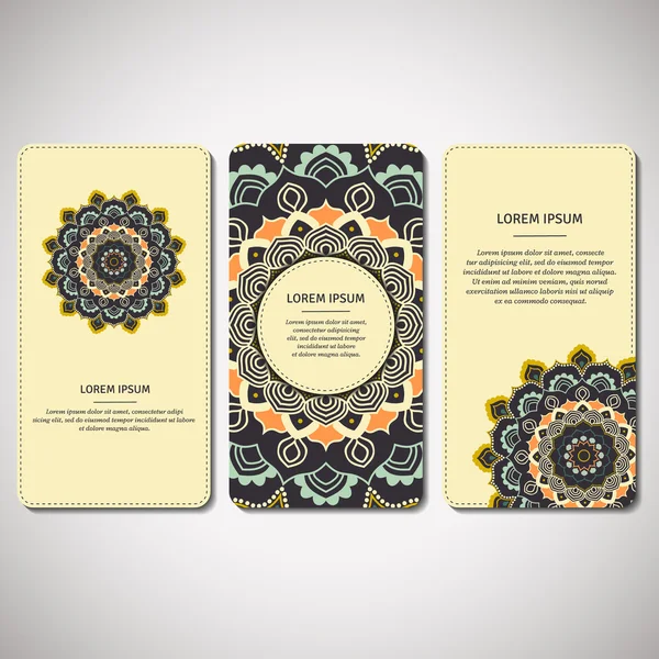 Conjunto de tarjetas ornamentales, volantes con mandala de flores — Vector de stock