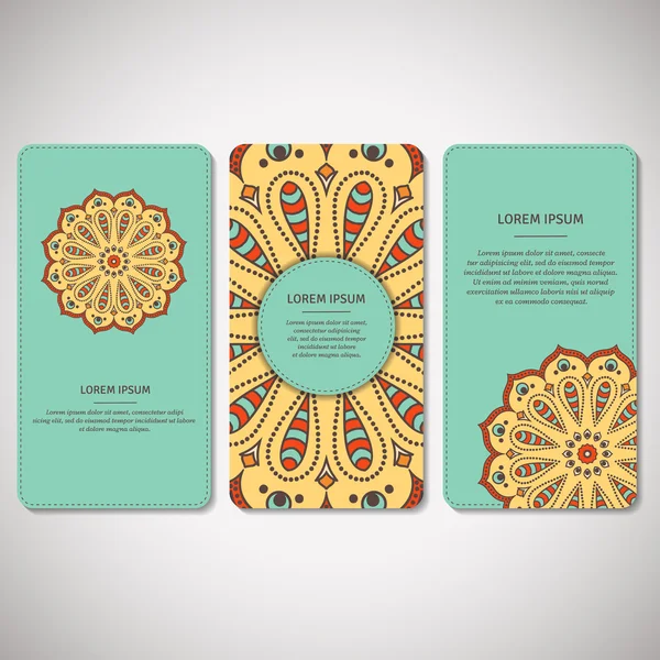 Conjunto de tarjetas ornamentales, volantes con mandala de flores — Vector de stock