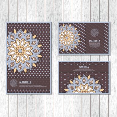 Süs kartları, el ilanı ile renkli çiçek mandala kümesi.