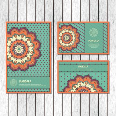 Süs kartları, el ilanı ile renkli çiçek mandala kümesi. 