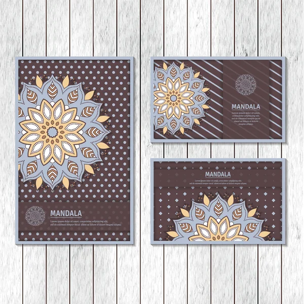 Süs kartları, el ilanı ile renkli çiçek mandala kümesi.