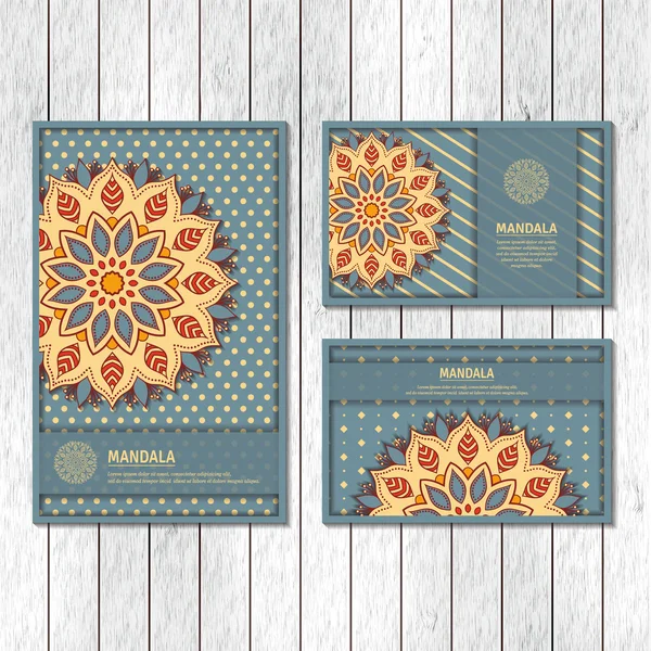 Süs kartları, el ilanı ile renkli çiçek mandala kümesi.