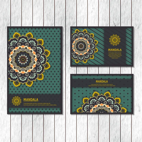 Conjunto de cartões ornamentais, folheto com mandala flor colorida . — Vetor de Stock