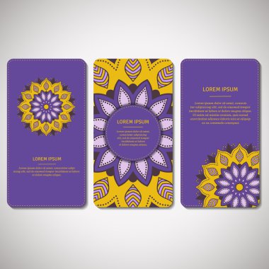 Süs kartlar, el ilanları ile sarı ve mor renk tonlarında çiçek mandala kümesi. Vintage dekoratif öğeler. Hindistan, Asya, Arap, İslam, Osmanlı motif. Vektör çizim.
