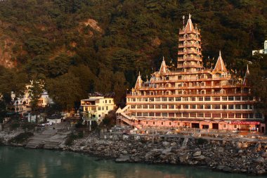 Tera Manzil depo, başka bir ad - Trimbakeshwar, sadık Jhula Köprüsü'nden görüntüleyin. Rishikesh, Hindistan - 22 Aralık 2014