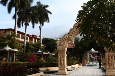 Parmarth oguzhan ashram Bahçe Rishikesh, Hindistan içinde görüntüleyin. Rishikesh Yoga ve kutsal şehir Hindular insanlar için dünya başkenti olduğunu.