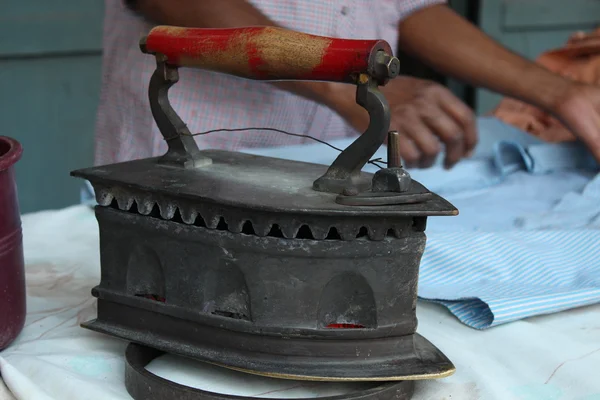 Indian traditional iron with hot charcoal. Puttaparthi, South India. — Stock Photo, Image