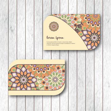Şablon, bej renkler ziyaret iki süs çiçek mandala kart dizisini. Vintage dekoratif öğeler. Hindistan, Asya, Arap, İslam, Osmanlı motif. Vektör çizim.