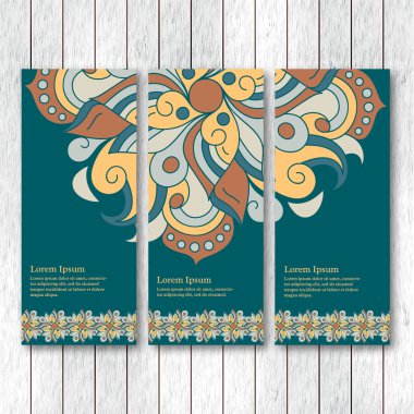 Dikey afiş, el ilanları, elle çizilmiş soyut kabile elemanları ile kartlar kümesi. Vintage oryantal tarzı. Hint, Asya, Arapça, İslam, Osmanlı motifi. Vektör çizimi. 