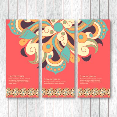Dikey afiş, el ilanları, elle çizilmiş soyut kabile elemanları ile kartlar kümesi. Vintage oryantal tarzı. Hint, Asya, Arapça, İslam, Osmanlı motifi. Vektör çizimi. 