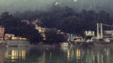 Pencere yüzeyine düşen yağmur damlaları.