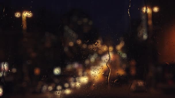 Fallende Regentropfen auf Fensterfläche. — Stockvideo