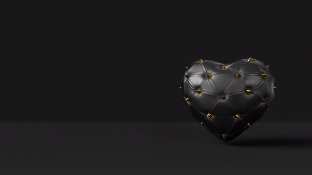 Roterende zwarte 3D hart versierde gouden spikes. — Stockvideo