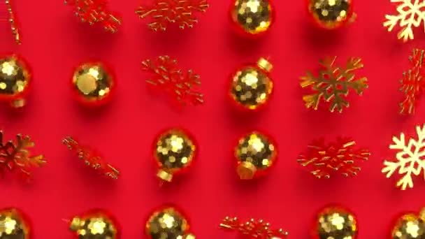 Natal dourado bolas rotativas e flocos de neve. — Vídeo de Stock
