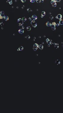 Metal sıvı şeffaf yanardöner damlalar. Üç boyutlu, soyut çok renkli, hareket eden akış kabarcıkları oluşturma. 4K döngülü canlandırma.