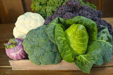 Taze organik pazar sebze ahşap arka plan üzerinde 