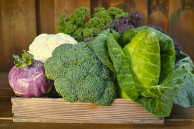 Taze organik pazar sebze ahşap arka plan üzerinde