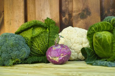 Taze organik pazar sebze ahşap arka plan üzerinde