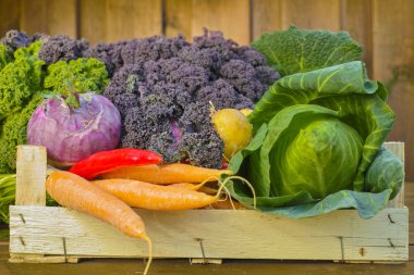 Taze organik pazar sebze ahşap arka plan üzerinde