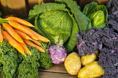 Taze organik pazar sebze ahşap arka plan üzerinde