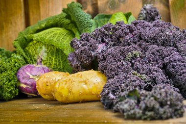 Taze organik pazar sebze ahşap arka plan üzerinde