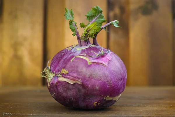 Repolho fresco kohlrabi roxo com folhas verdes — Fotografia de Stock