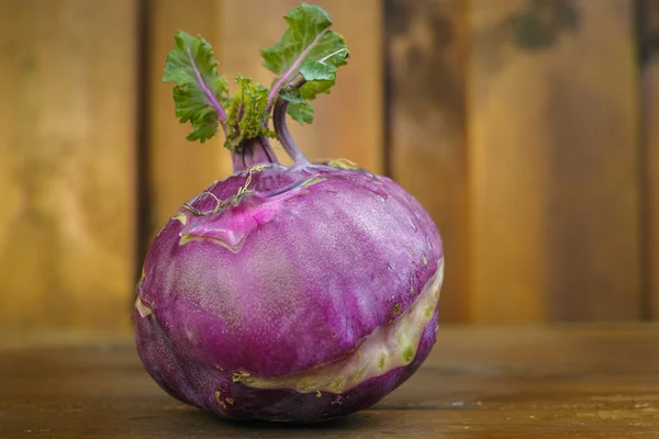 Repolho fresco kohlrabi roxo com folhas verdes — Fotografia de Stock