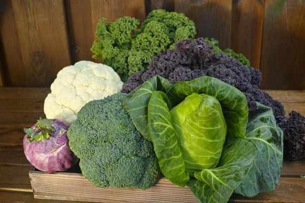 Tahta arka planda taze organik sebzeler 