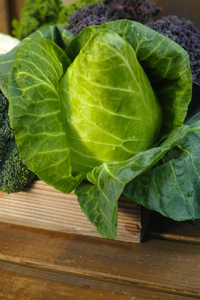 Taze organik pazar sebze ahşap arka plan üzerinde