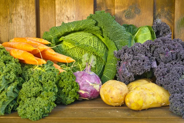 Taze organik pazar sebze ahşap arka plan üzerinde