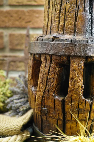 Antik pitchfork és fából készült kerékagy közelről — Stock Fotó
