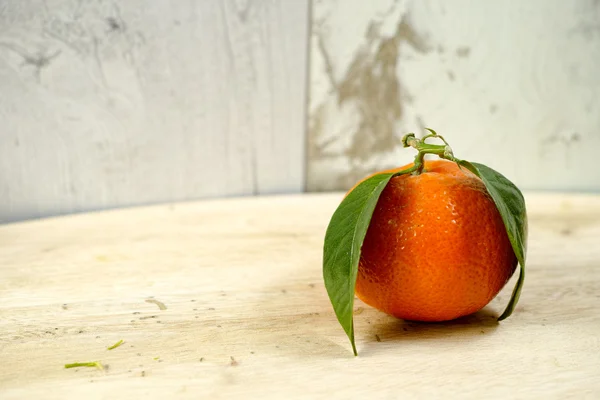 Fresh mandarin oranges fruit with green leaves — Stock fotografie