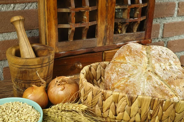 Pan redondo hecho en casa con cebolla al estilo rural — Foto de Stock