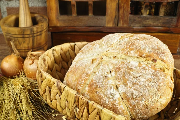 Hausgemachtes Bio-Brot mit Zwiebeln im Landhausstil — Stockfoto