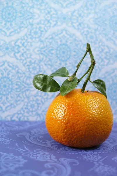 Fresh mandarin oranges fruit with green leaves — ストック写真