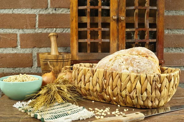 Pan redondo hecho en casa con cebolla al estilo rural — Foto de Stock