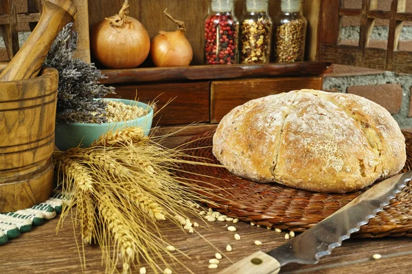 Pan redondo hecho en casa con cebolla al estilo rural — Foto de Stock