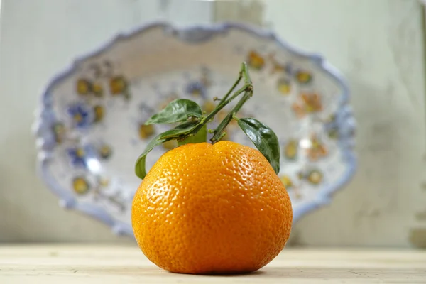 Fresh mandarin oranges fruit with green leaves — Stock fotografie