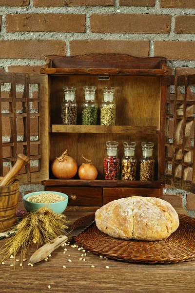 Round Loaf of Home made Bread with onion in countryside style — Stockfoto