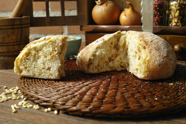 Pan redondo hecho en casa con cebolla al estilo rural — Foto de Stock